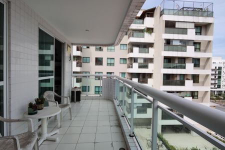 Apartamento à venda com 225m², 3 quartos e 2 vagas Apartamento à venda com 225m², 3 quartos e 2 vagasVaranda do Quarto Suíte