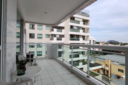 Apartamento à venda com 225m², 3 quartos e 2 vagas Apartamento à venda com 225m², 3 quartos e 2 vagasVaranda do Quarto Suíte