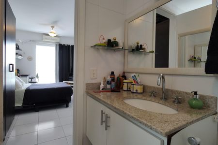Apartamento à venda com 225m², 3 quartos e 2 vagas Apartamento à venda com 225m², 3 quartos e 2 vagasBanheiro da Suíte 1