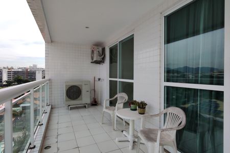 Apartamento à venda com 225m², 3 quartos e 2 vagas Apartamento à venda com 225m², 3 quartos e 2 vagasVaranda do Quarto Suíte