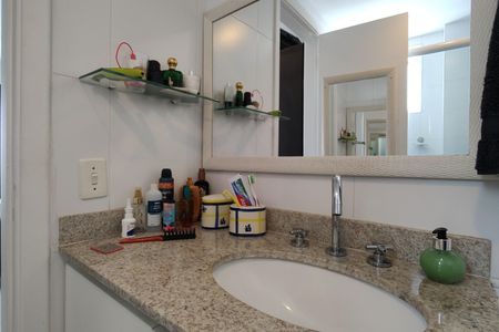 Apartamento à venda com 225m², 3 quartos e 2 vagas Apartamento à venda com 225m², 3 quartos e 2 vagasBanheiro da Suíte 1