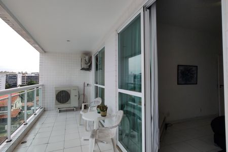 Apartamento à venda com 225m², 3 quartos e 2 vagas Apartamento à venda com 225m², 3 quartos e 2 vagasVaranda do Quarto Suíte