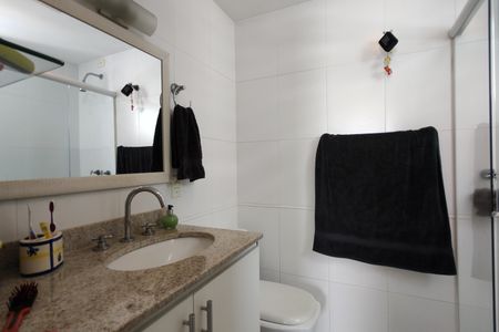 Apartamento à venda com 225m², 3 quartos e 2 vagas Apartamento à venda com 225m², 3 quartos e 2 vagasBanheiro da Suíte 1