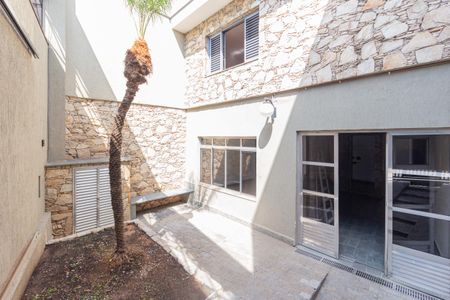 Casa à venda com 200m², 3 quartos e 2 vagas Casa à venda com 200m², 3 quartos e 2 vagasQuintal