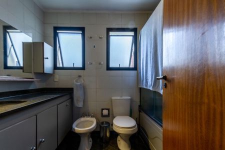 Apartamento à venda com 172m², 4 quartos e 2 vagas Apartamento à venda com 172m², 4 quartos e 2 vagasBanheiro Suíte 2