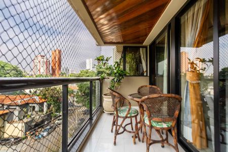 Apartamento à venda com 172m², 4 quartos e 2 vagas Apartamento à venda com 172m², 4 quartos e 2 vagasVaranda