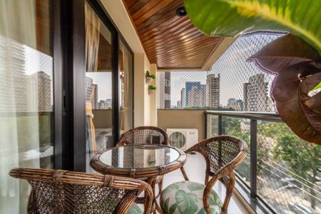 Apartamento à venda com 172m², 4 quartos e 2 vagas Apartamento à venda com 172m², 4 quartos e 2 vagasVaranda