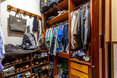 Apartamento à venda com 172m², 4 quartos e 2 vagas Apartamento à venda com 172m², 4 quartos e 2 vagasCloset Suíte 2