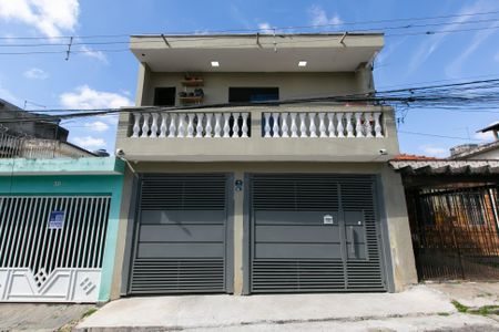 Casa à venda com 150m², 4 quartos e 2 vagas Casa à venda com 150m², 4 quartos e 2 vagasFachada