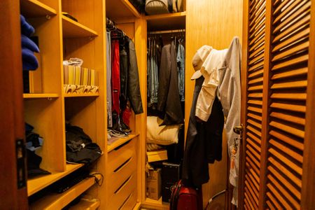 Casa à venda com 356m², 4 quartos e 4 vagas Casa à venda com 356m², 4 quartos e 4 vagasCloset Suíte 4