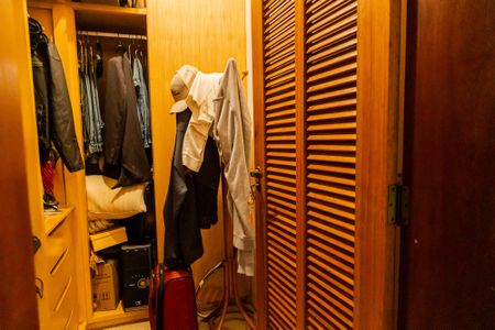 Casa à venda com 356m², 4 quartos e 4 vagas Casa à venda com 356m², 4 quartos e 4 vagasCloset Suíte 4