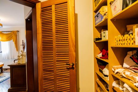 Casa à venda com 356m², 4 quartos e 4 vagas Casa à venda com 356m², 4 quartos e 4 vagasCloset Suíte 1