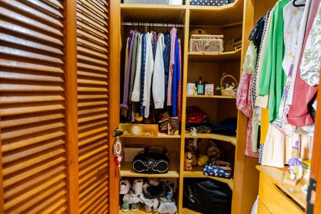 Casa à venda com 356m², 4 quartos e 4 vagas Casa à venda com 356m², 4 quartos e 4 vagasCloset Suíte 2