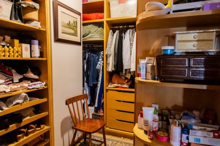 Casa à venda com 356m², 4 quartos e 4 vagas Casa à venda com 356m², 4 quartos e 4 vagasCloset Suíte 1