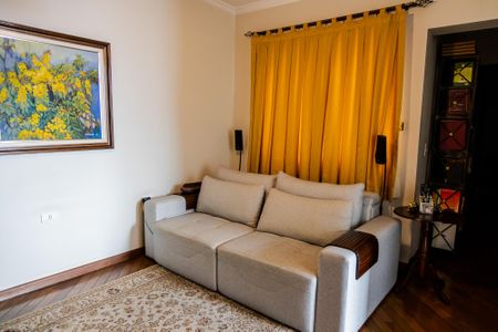 Casa à venda com 356m², 4 quartos e 4 vagas Casa à venda com 356m², 4 quartos e 4 vagasSala de TV