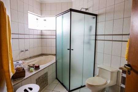 Casa à venda com 356m², 4 quartos e 4 vagas Casa à venda com 356m², 4 quartos e 4 vagasBanheiro da Suíte 1