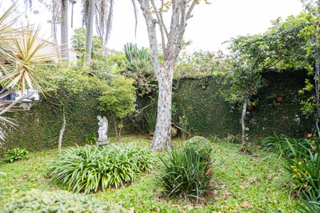 Casa à venda com 356m², 4 quartos e 4 vagas Casa à venda com 356m², 4 quartos e 4 vagasQuintal