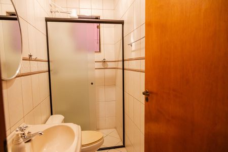 Casa à venda com 356m², 4 quartos e 4 vagas Casa à venda com 356m², 4 quartos e 4 vagasBanheiro de serviço