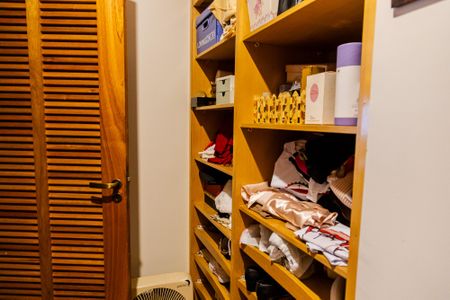 Casa à venda com 356m², 4 quartos e 4 vagas Casa à venda com 356m², 4 quartos e 4 vagasCloset Suíte 1