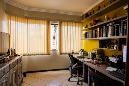 Casa à venda com 356m², 4 quartos e 4 vagas Casa à venda com 356m², 4 quartos e 4 vagasEscritório