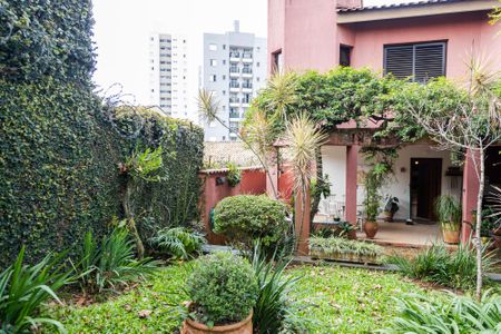 Casa à venda com 356m², 4 quartos e 4 vagas Casa à venda com 356m², 4 quartos e 4 vagasQuintal