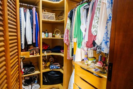 Casa à venda com 356m², 4 quartos e 4 vagas Casa à venda com 356m², 4 quartos e 4 vagasCloset Suíte 2