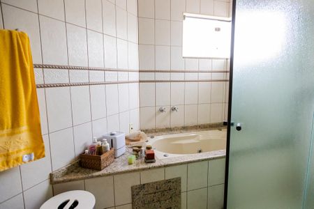 Casa à venda com 356m², 4 quartos e 4 vagas Casa à venda com 356m², 4 quartos e 4 vagasBanheiro da Suíte 1