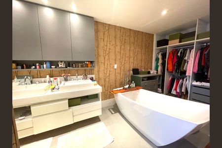 Apartamento à venda com 230m², 5 quartos e 4 vagasBanheiro da Suíte 1