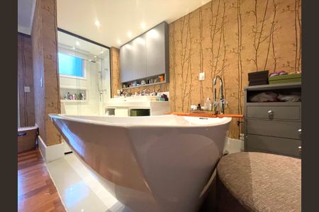 Apartamento à venda com 230m², 5 quartos e 4 vagasBanheiro da Suíte 1