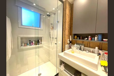 Apartamento à venda com 230m², 5 quartos e 4 vagasBanheiro da Suíte 1