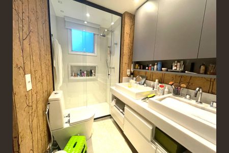 Apartamento à venda com 230m², 5 quartos e 4 vagasBanheiro da Suíte 1