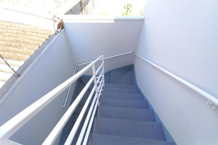 Casa para alugar com 75m², 2 quartos e 2 vagasEscada