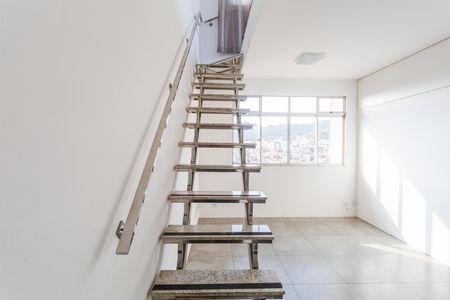 Apartamento à venda com 180m², 3 quartos e 8 vagasEscada de Acesso a Cobertura