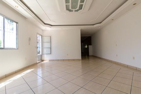 Casa à venda com 373m², 3 quartos e 8 vagas Casa à venda com 373m², 3 quartos e 8 vagasSala
