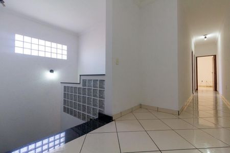 Casa à venda com 373m², 3 quartos e 8 vagas Casa à venda com 373m², 3 quartos e 8 vagasCorredor
