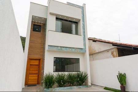 Casa à venda com 140m², 4 quartos e 2 vagas Casa à venda com 140m², 4 quartos e 2 vagasGaragem