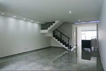 Casa à venda com 140m², 4 quartos e 2 vagas Casa à venda com 140m², 4 quartos e 2 vagasSala