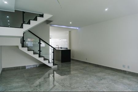 Casa à venda com 140m², 4 quartos e 2 vagas Casa à venda com 140m², 4 quartos e 2 vagasSala