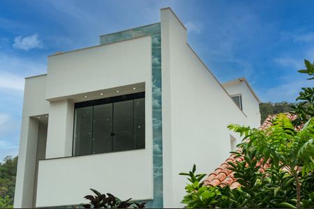 Casa à venda com 140m², 4 quartos e 2 vagas Casa à venda com 140m², 4 quartos e 2 vagasFachada