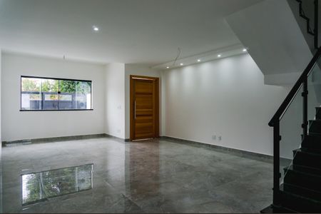 Casa à venda com 140m², 4 quartos e 2 vagas Casa à venda com 140m², 4 quartos e 2 vagasSala