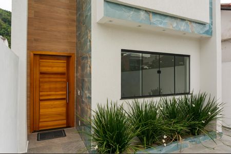 Casa à venda com 140m², 4 quartos e 2 vagas Casa à venda com 140m², 4 quartos e 2 vagasFachada