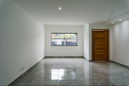 Casa à venda com 140m², 4 quartos e 2 vagas Casa à venda com 140m², 4 quartos e 2 vagasSala