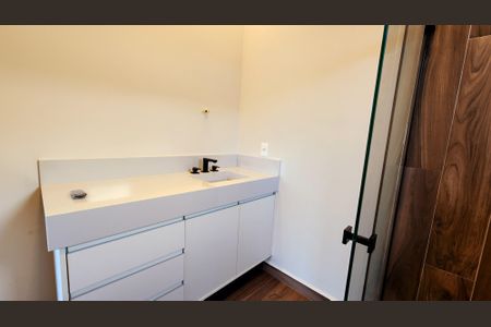 Casa de condomínio para alugar com 200m², 4 quartos e 2 vagas Casa de condomínio para alugar com 200m², 4 quartos e 2 vagasBanheiro da Suíte