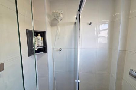 Banheiro de kitnet/studio para alugar com 1 quarto, 48m² em Guilhermina, Praia Grande