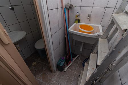 Casa à venda com 118m², 3 quartos e 1 vaga Casa à venda com 118m², 3 quartos e 1 vagaBanheiro da garagem