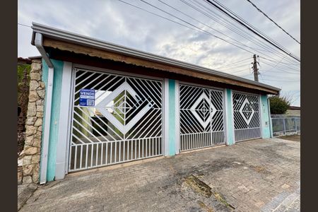 Casa à venda com 250m², 4 quartos e 4 vagas Casa à venda com 250m², 4 quartos e 4 vagasFachada