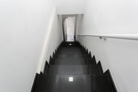 Casa à venda com 240m², 1 quarto e 2 vagasEscada - Entrada