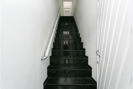 Casa à venda com 240m², 1 quarto e 2 vagasEscada - Entrada