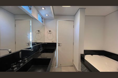 Apartamento para alugar com 180m², 2 quartos e 2 vagas Apartamento para alugar com 180m², 2 quartos e 2 vagasBanheiro da Suíte