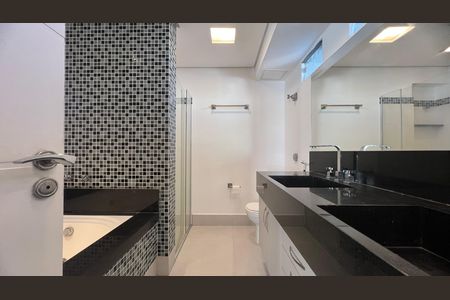 Apartamento para alugar com 180m², 2 quartos e 2 vagas Apartamento para alugar com 180m², 2 quartos e 2 vagasBanheiro da Suíte